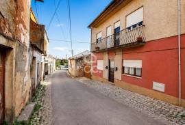 House with annexes and land in the center of Vila do Avelar.