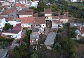 House with annexes and land in the center of Vila do Avelar.