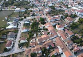 House with annexes and land in the center of Vila do Avelar.