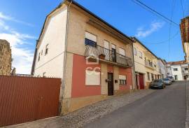 House with annexes and land in the center of Vila do Avelar.