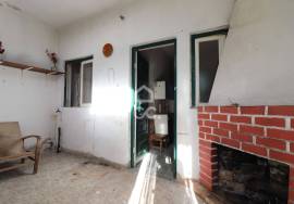 House with annexes and land in the center of Vila do Avelar.