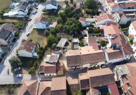 House with annexes and land in the center of Vila do Avelar.