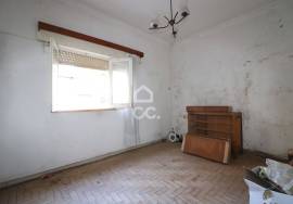 House with annexes and land in the center of Vila do Avelar.