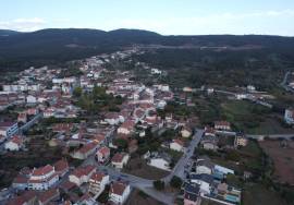 House with annexes and land in the center of Vila do Avelar.