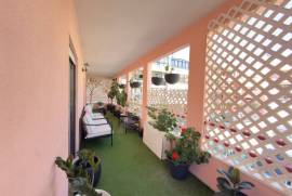Apartamento T3 mobilado com varanda em Cascais Apartamento T3 mobilado com varanda em Cascais