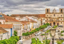 Building with Commercial Space and Housing in the Center of Vila Viçosa