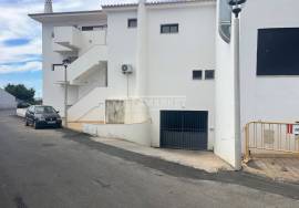 Closed box garage with 21 m2 inserted in the basement of the Cristina Building located on Avenida Sá Carneiro in Albufeira
