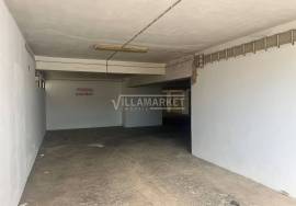 Closed box garage with 21 m2 inserted in the basement of the Cristina Building located on Avenida Sá Carneiro in Albufeira Closed box garage with 21 m2 inserted in the basement of the Cristina Building located on Avenida Sá Carneiro in Albufeira