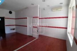 Stall shop with 50 m2 consisting of a window and a large space located in Cacém