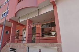 Stall shop with 50 m2 consisting of a window and a large space located in Cacém
