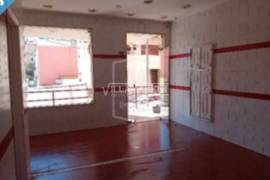 Stall shop with 50 m2 consisting of a window and a large space located in Cacém