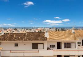 2 bedroom duplex apartment with sea view refurbished, furnished and equipped with AL License located 1.2 kms from the famous Praia da Oura in Albufeira. 2 bedroom duplex apartment with sea view refurbished, furnished and equipped with AL License located 1.2 kms from the famous Praia da Oura in Albufeira.