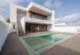 Contemporary 3+1 Bedroom Villa in Mexilhoeira Grande, Portimão