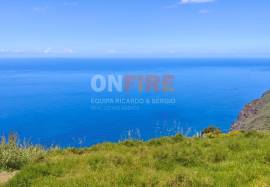 Land located in Canhas, in a privileged position on the cliff, providing a stunning panoramic view of the ocean and the surrounding landscape.