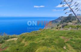 Land located in Canhas, in a privileged position on the cliff, providing a stunning panoramic view of the ocean and the surrounding landscape.