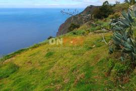 Land located in Canhas, in a privileged position on the cliff, providing a stunning panoramic view of the ocean and the surrounding landscape.