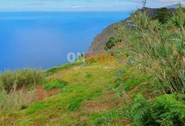 Land located in Canhas, in a privileged position on the cliff, providing a stunning panoramic view of the ocean and the surrounding landscape.