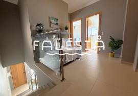 SEMI-DETACHED HOUSE WITH HUGE GARAGE (35 sqm)