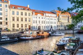 Vacant 2-room apartment with balcony near the Alexander Platz