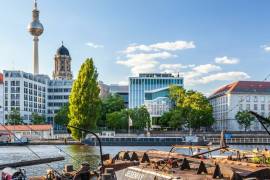 Vacant 2-room apartment with balcony near the Alexander Platz