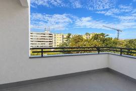 Investment: 2 Vacant Apartments with Balcony, Lift & Parking in Charlottenburg