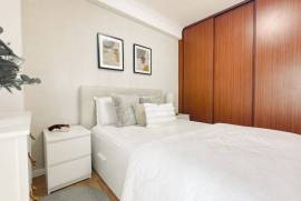 Apartamento T2 renovado em Massamá com arrecadação