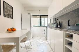 Apartamento T2 renovado em Massamá com arrecadação