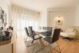 Apartamento T2 renovado em Massamá com arrecadação