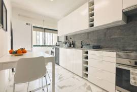 Apartamento T2 renovado em Massamá com arrecadação