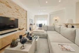 Apartamento T2 renovado em Massamá com arrecadação