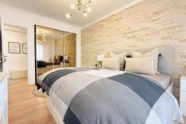Apartamento T2 renovado em Massamá com arrecadação