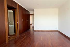 Moradia T4 com amplo terreno e varanda em Manique de Baixo, Alcabideche