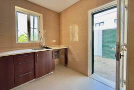 Moradia T4 com amplo terreno e varanda em Manique de Baixo, Alcabideche