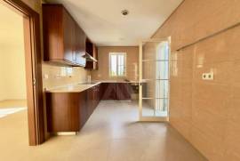 Moradia T4 com amplo terreno e varanda em Manique de Baixo, Alcabideche