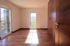 Moradia T4 com amplo terreno e varanda em Manique de Baixo, Alcabideche