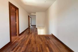 Moradia T4 com amplo terreno e varanda em Manique de Baixo, Alcabideche
