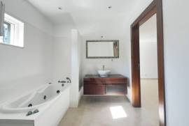 Moradia T4 com amplo terreno e varanda em Manique de Baixo, Alcabideche