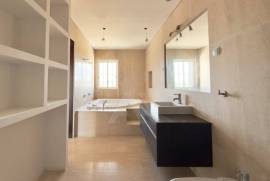 Moradia T4 com amplo terreno e varanda em Manique de Baixo, Alcabideche