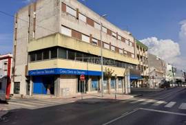 Banking office with 295 m² and terrace with 92 m² inserted in the 1st floor of a building located in Baixa da Banheira