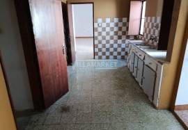 2 bedroom bank villa with garage and patio with 335 m2 located in the center of Alvito