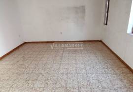 2 bedroom bank villa with garage and patio with 335 m2 located in the center of Alvito