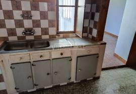 2 bedroom bank villa with garage and patio with 335 m2 located in the center of Alvito
