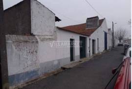 2 bedroom bank villa with garage and patio with 335 m2 located in the center of Alvito