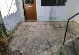 2 bedroom bank villa with garage and patio with 335 m2 located in the center of Alvito