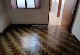 2 bedroom bank villa with garage and patio with 335 m2 located in the center of Alvito