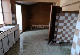 2 bedroom bank villa with garage and patio with 335 m2 located in the center of Alvito