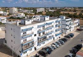3 bedroom apartment with 2 bathrooms and very good areas located on Rua do Arrinhado in Olhão