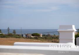 3 Bedroom Renovated Townhouse - Meia Praia - Lagos