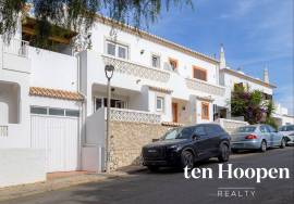 3 Bedroom Renovated Townhouse - Meia Praia - Lagos