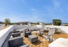 3 Bedroom Renovated Townhouse - Meia Praia - Lagos
